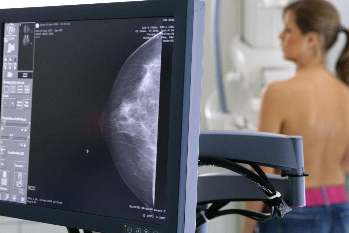 Скрининг на онкологические заболевания - это процесс, включающий в себя проведение тестов и обследований для выявления ранних признаков онкологии у людей, которые не имеют симптомов заболевания.